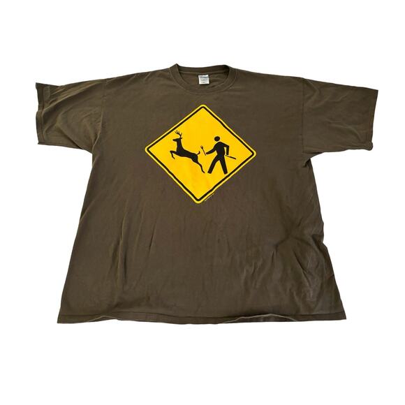 Gildan Gray/Yellow Man VS Deer Short Sleeve T-Shirt Mens Size XXL - Picture 1 of 8